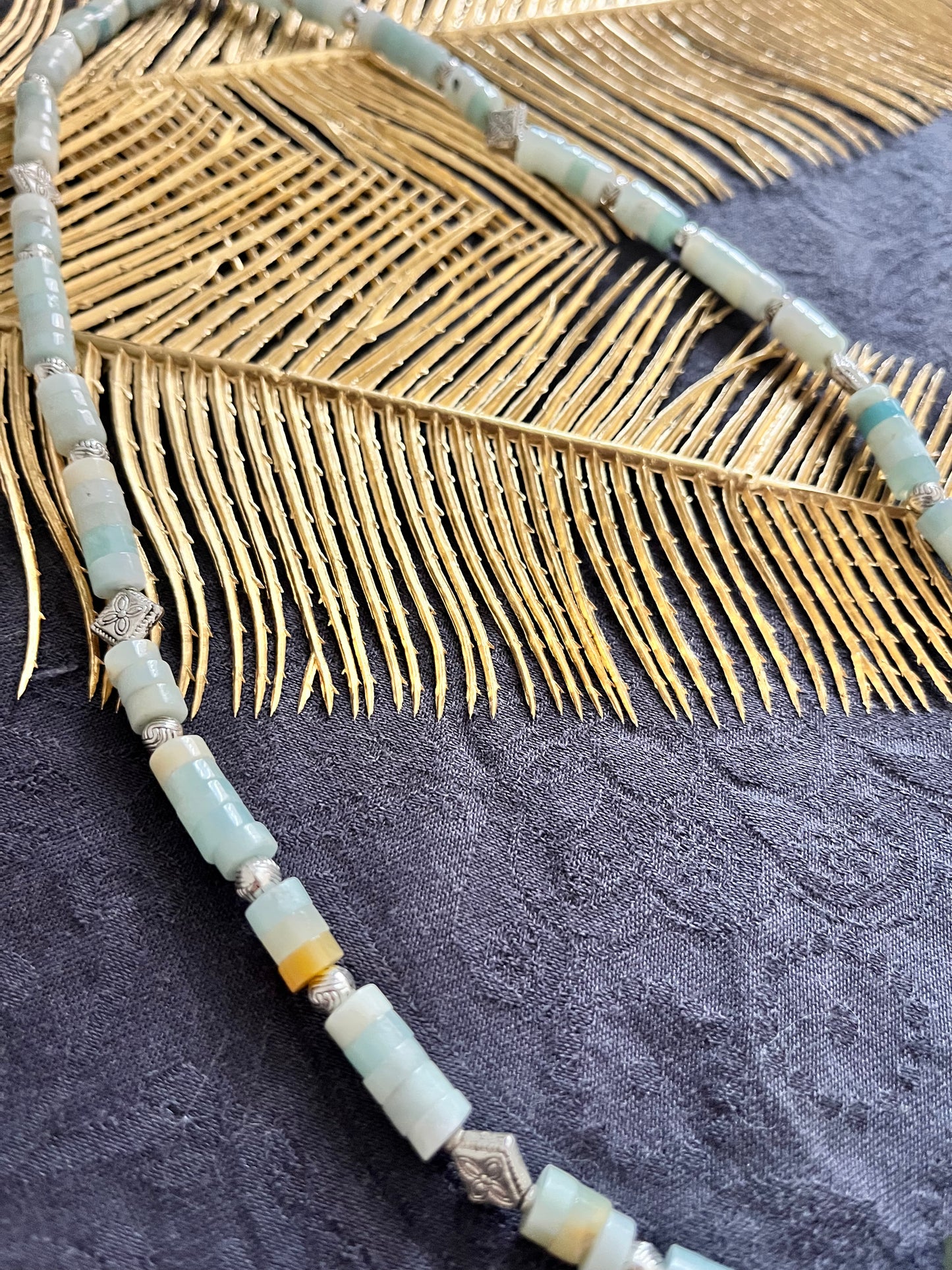 Collier heishi « relaxant et chance » en Amazonite et Agathe d’Inde