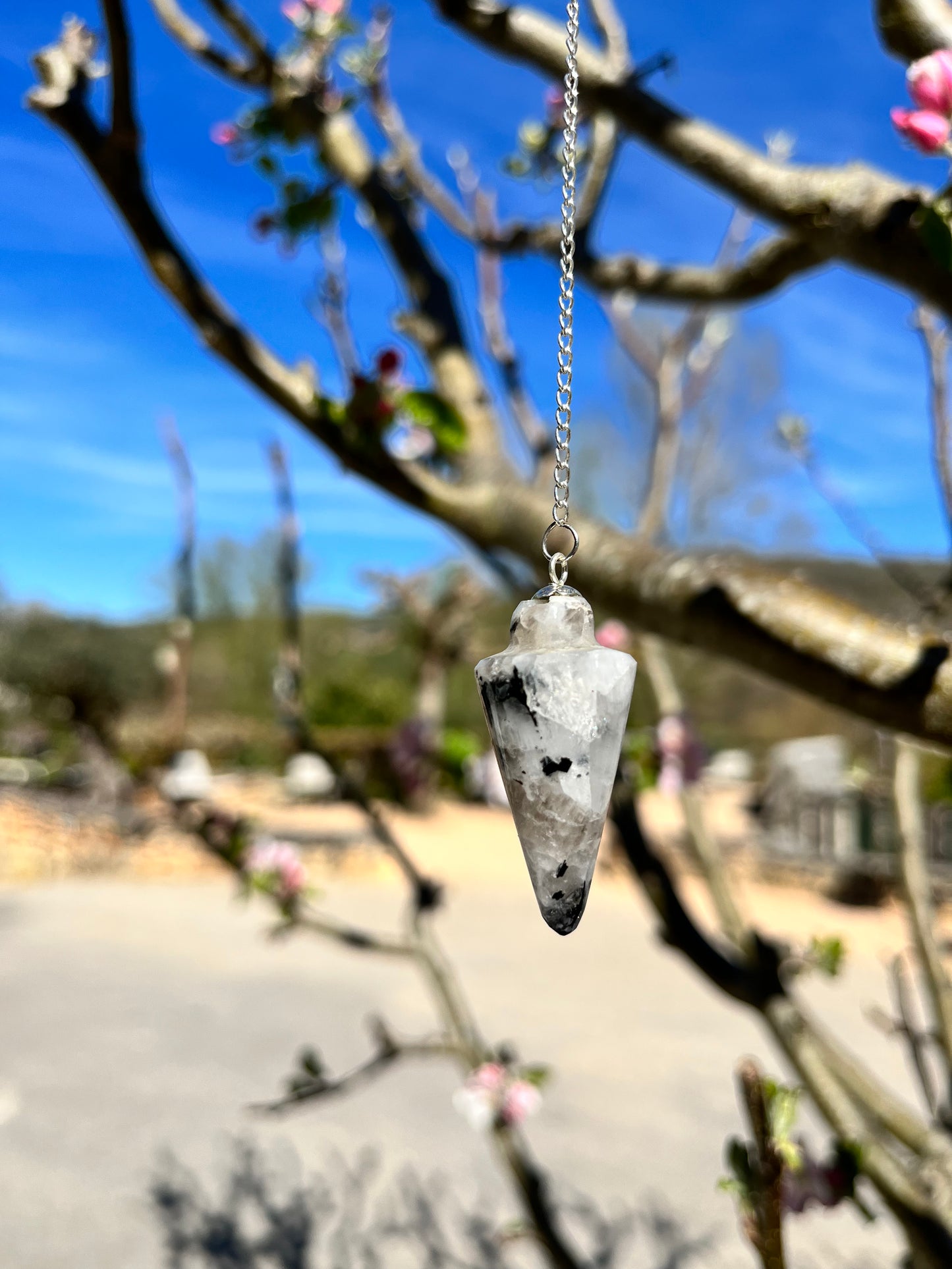 Pendule pointe en pierre naturelle